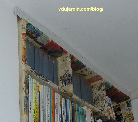 Surmeuble en carton pour mes bandes dessinées, l'espace avec le plafond empli de carton et masqué avec une bande recouverte de papier maison