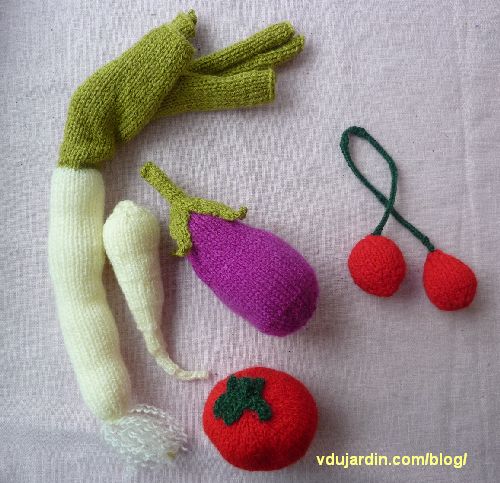 Des légumes au tricot, poireau, panais, tomate, aubergine et cerises