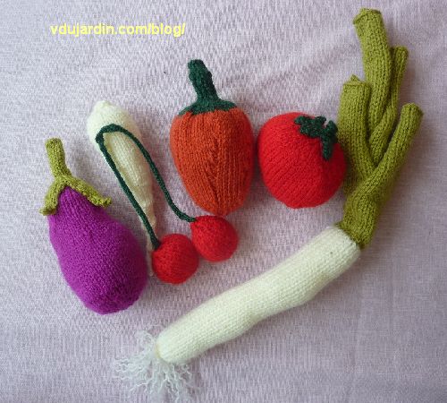 Fruits et légumes au tricot : poireau, panais, tomate, cerises. aubergine, poivron