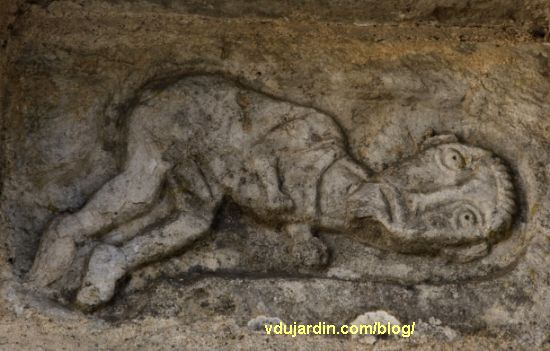 Homme nu avec sexe proéminent, sculpture romane de la façade