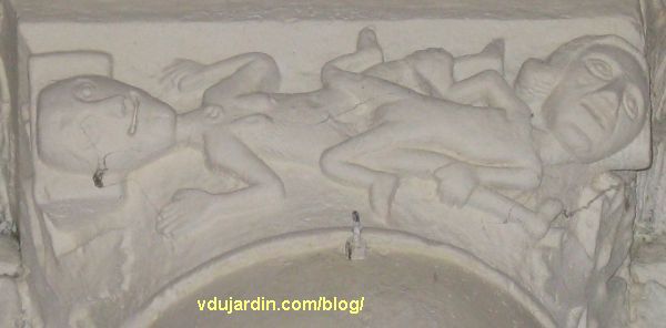 Scène d'accouplement, sculpture gothique sur un chapiteau dans l'église de Payroux, Vienne, vue rapprochée