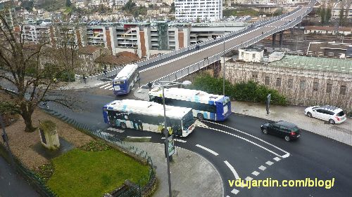 Viaduc des Rocs à Poitiers, passage des bus