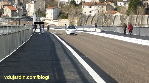 Viaduc des Rocs à Poitiers, voiture circulant illégalement
