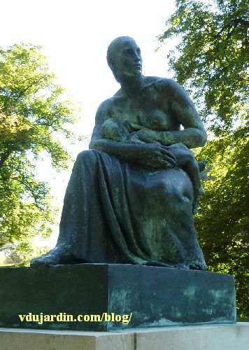 Monument des mères françaises par Petit à Metz, la mère et le bébé