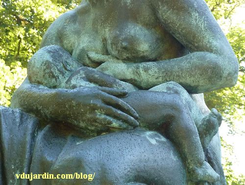 Monument des mères françaises par Petit à Metz, le bébé et la poitrine de sa mère