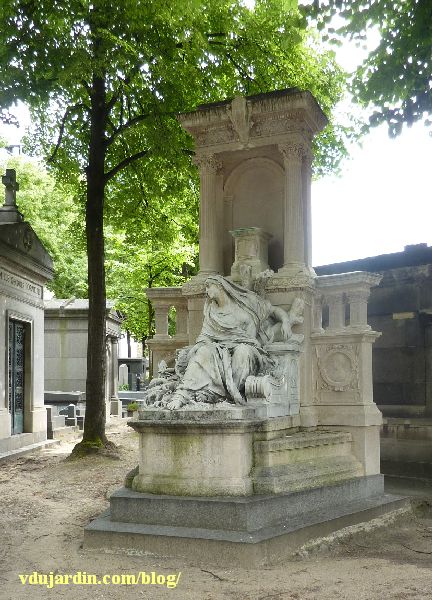 La tombe de la famille Herbette, cimetière du Montparnasse à Paris, vue générale