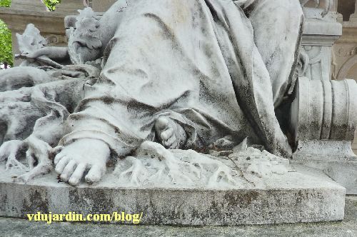 La tombe de la famille Herbette, cimetière du Montparnasse à Paris, les pieds de la femme reposant sur les racines