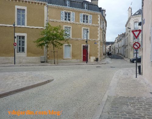 Poitiers, rue Renaudot, nouveau panneau interdit de tourner à gauche