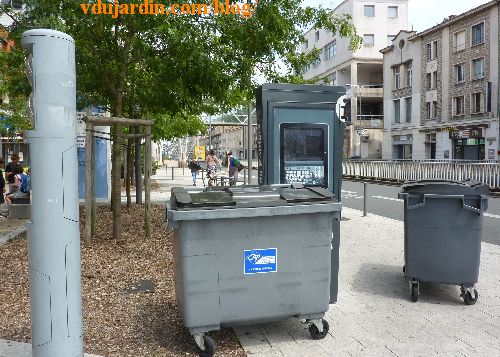 Poitiers, la borne pour touristes de la gare cachée derrière des poubelles