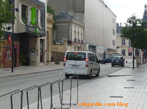 Poitiers, rue Victor-Hugo, trois voitures bloquées par les bornes