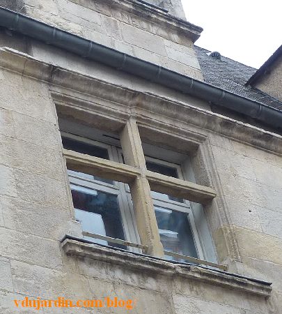 Poitiers, hôtel Barbarin, détail d'une fenêtre à la restauration discutable