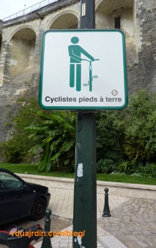 Amboise, panneau cyclistes pied à terre