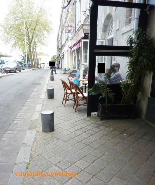 Terrasses encombrant les trottoirs de la place Charles-de-Gaulle à Poitiers, 7 mai 2016